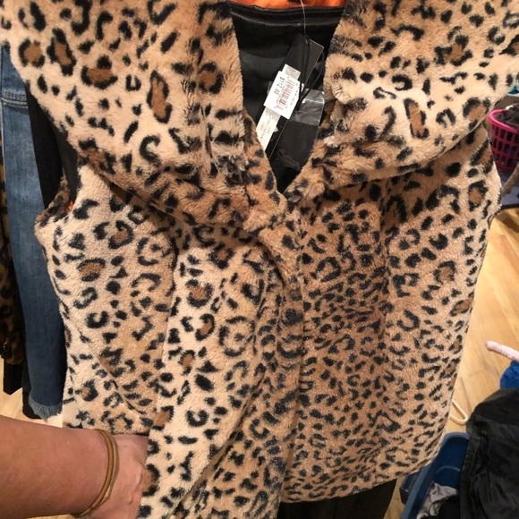 UBU medium leopard faux fur vest W/ hook & eye closure NWT - Picture 10 of 11